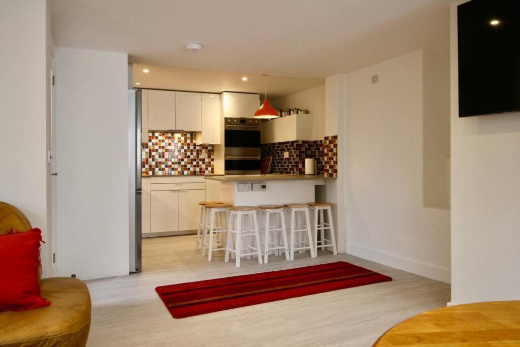 Vernon Place Town Centre, Vernon Cottage 3-Bed With Parking, 1A Vernon Court 2-Bed With Parking, 1B Studio No Parking, Off The High Street Next To Sandford Park Челтнъм Екстериор снимка