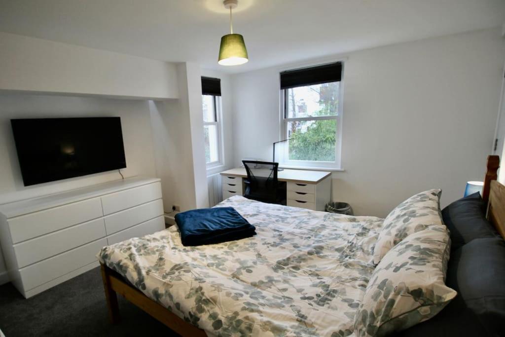 Vernon Place Town Centre, Vernon Cottage 3-Bed With Parking, 1A Vernon Court 2-Bed With Parking, 1B Studio No Parking, Off The High Street Next To Sandford Park Челтнъм Екстериор снимка