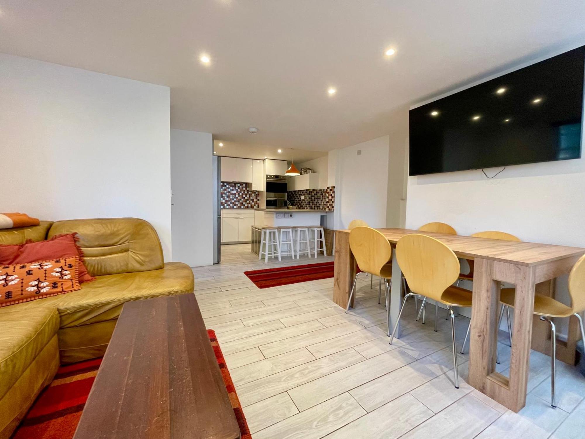 Vernon Place Town Centre, Vernon Cottage 3-Bed With Parking, 1A Vernon Court 2-Bed With Parking, 1B Studio No Parking, Off The High Street Next To Sandford Park Челтнъм Екстериор снимка