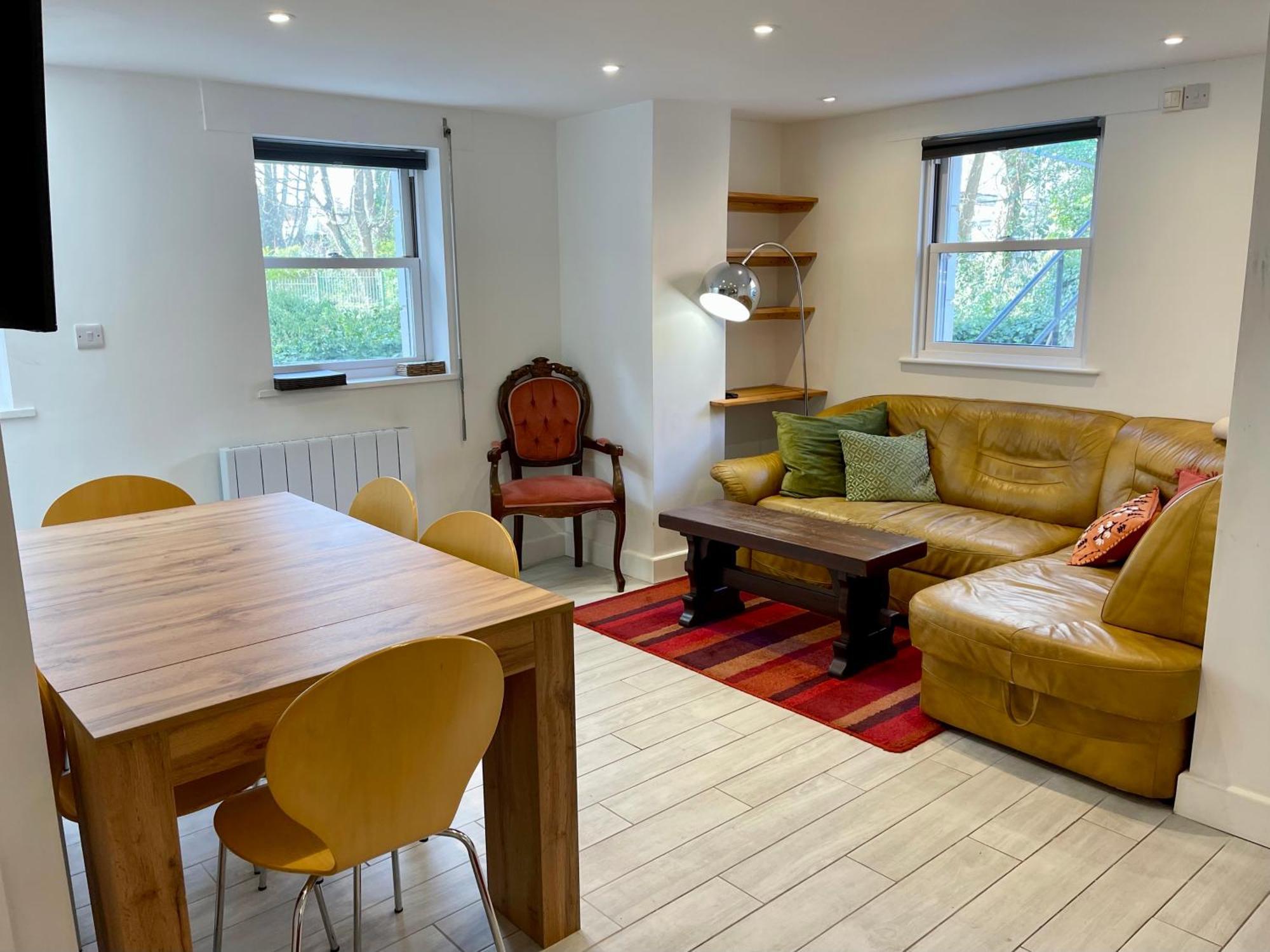 Vernon Place Town Centre, Vernon Cottage 3-Bed With Parking, 1A Vernon Court 2-Bed With Parking, 1B Studio No Parking, Off The High Street Next To Sandford Park Челтнъм Екстериор снимка