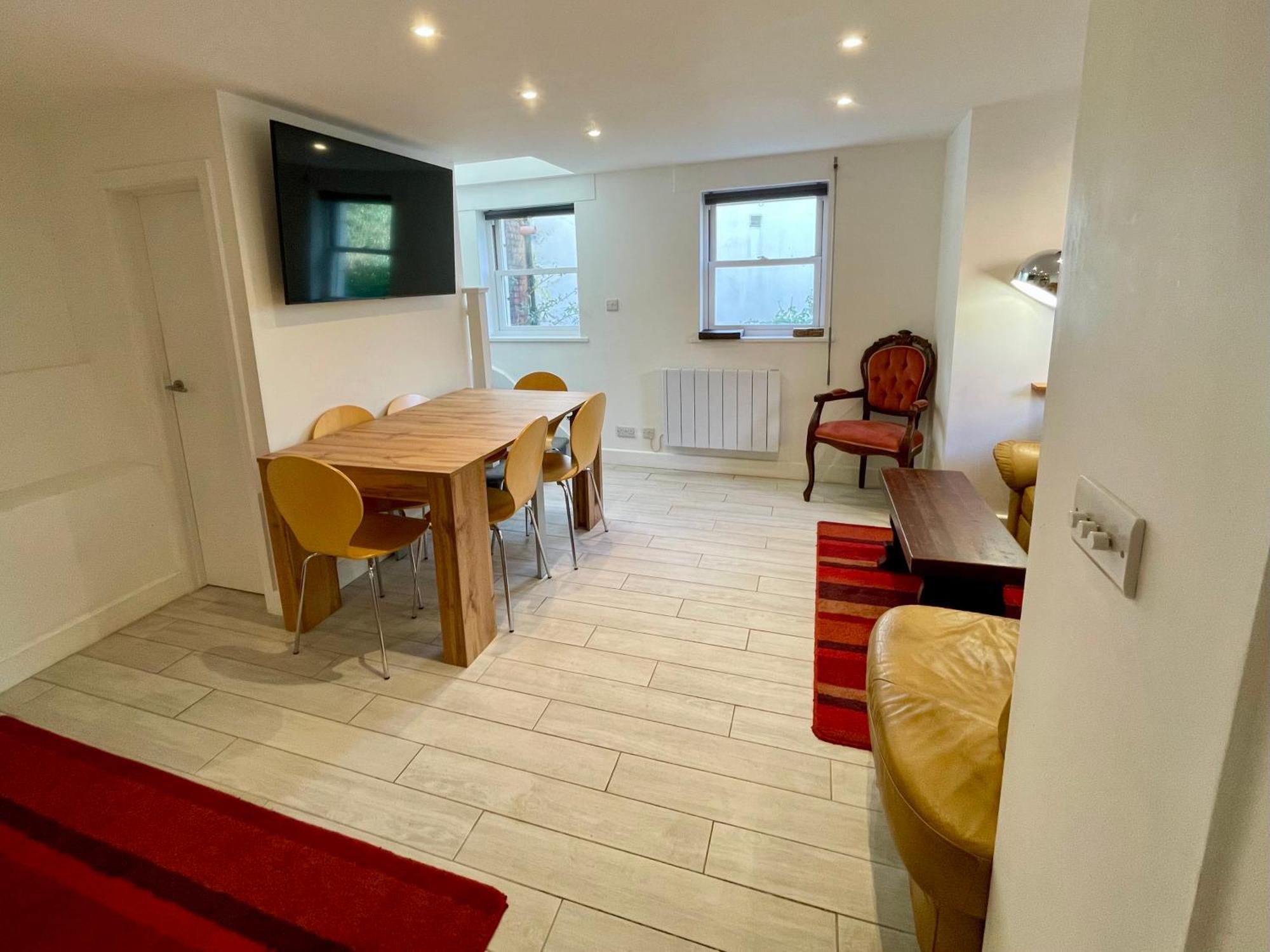 Vernon Place Town Centre, Vernon Cottage 3-Bed With Parking, 1A Vernon Court 2-Bed With Parking, 1B Studio No Parking, Off The High Street Next To Sandford Park Челтнъм Екстериор снимка